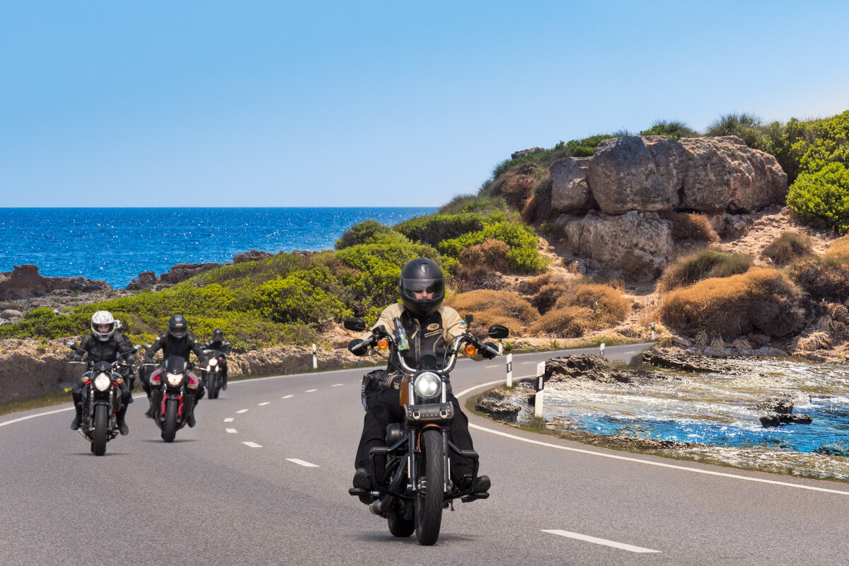 ツーリングを楽しむグループ