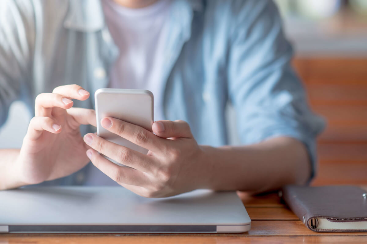 スマホを触る男性